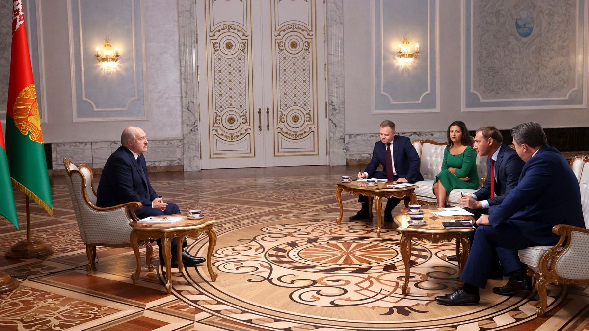 Alexandr Lukaşenko, Rus gazetecilerle röportaj yapıyor 