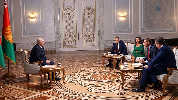 Alexandr Lukaşenko, Rus gazetecilerle röportaj yapıyor Alexandr Lukaşenko, Rus gazetecilerle röportaj yapıyor