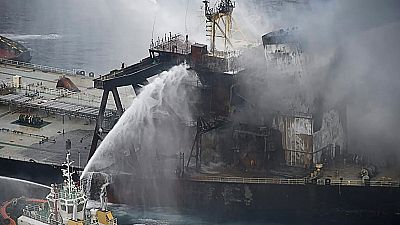Sri Lanka: Löscharbeiten auf Öltanker