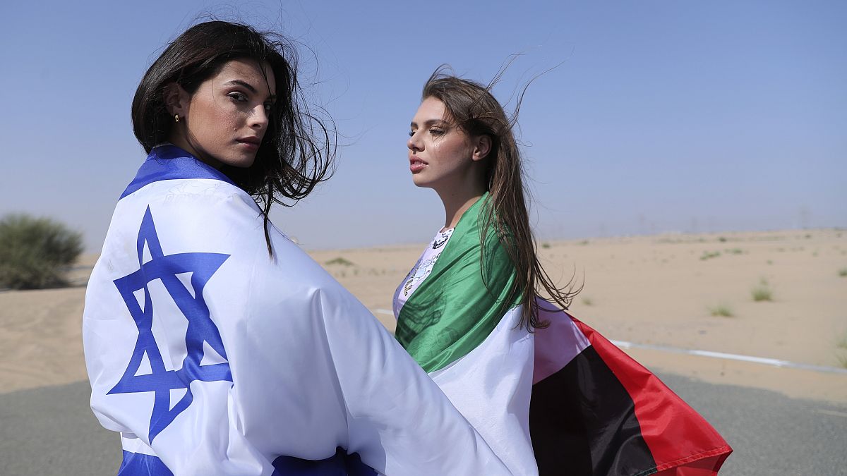 من اليسار عارضة الأزياء الإسرائيلية ماي تاغر بجانب أناستازيا باندارينكا، عارضة الأزياء المقيمة أثناء جلسة تصوير في دبي، الإمارات العربية المتحدة. 