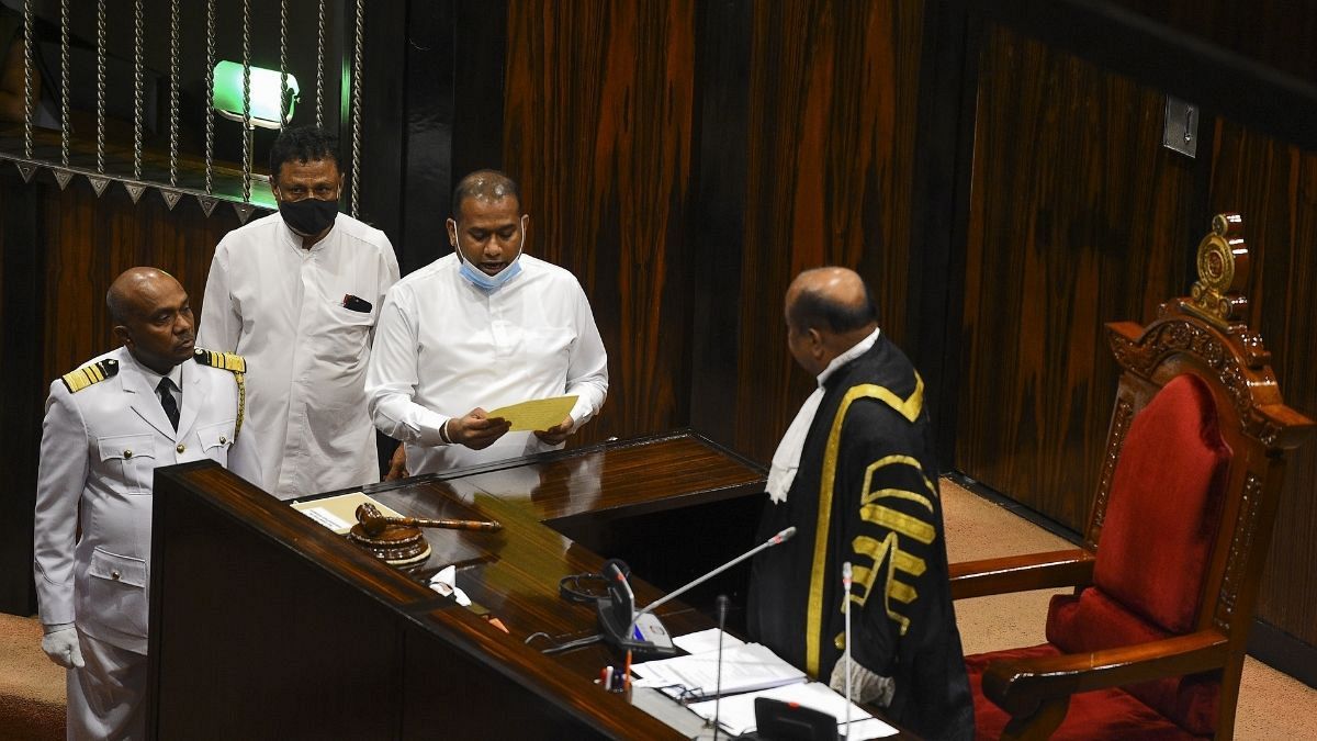 سیاستمدار سریلانکایی که به خاطر قتل به اعدام محکوم شده است در پارلمان سوگند می‌خورد