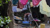 ربة منزل تغسل ملابس أفراد أسرتها في أديس أبابا
