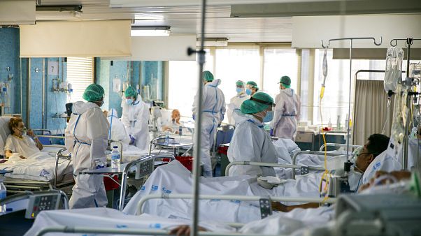 Unidad de Cuidados Intensivos del hospital Ramón y Cajal de Madrid el pasado abril. En pleno pico de la pandemia los estudiantes fueron llamados como refuerzo. Unidad de Cuidados Intensivos del hospital Ramón y Cajal de Madrid el pasado abril. En pleno pico de la pandemia los estudiantes fueron llamados como refuerzo.
