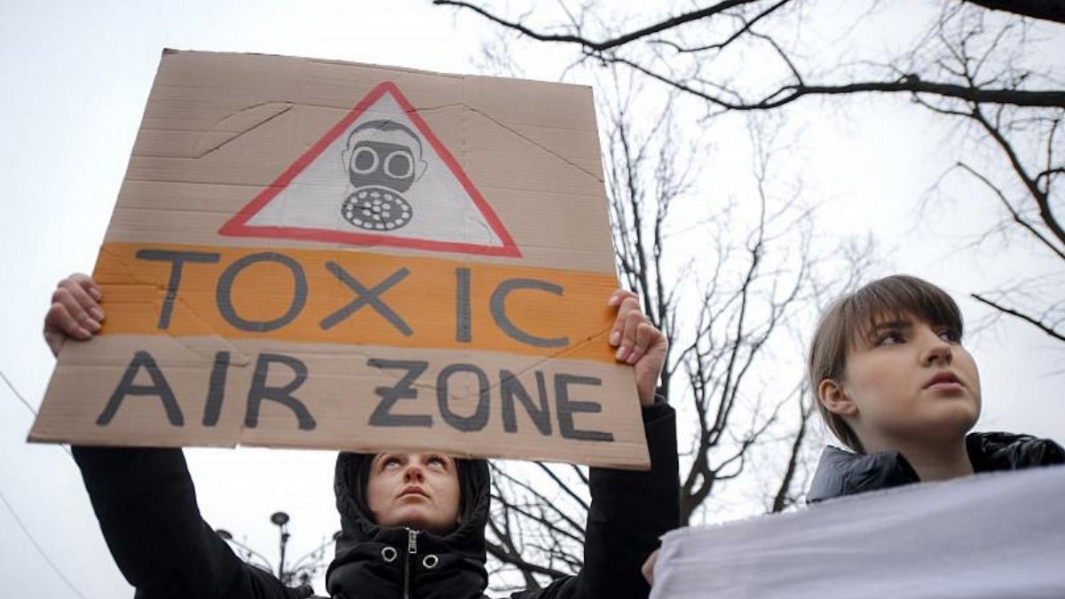 دو معترض به آلودگی هوا در رومانی