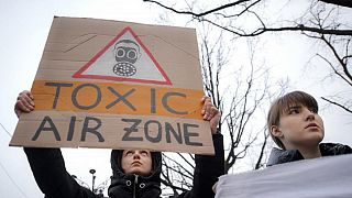 دو معترض به آلودگی هوا در رومانی