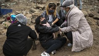 عائلات ضحايا فيروس كورونا في البيرو