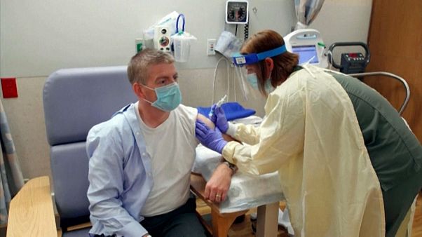 Un voluntario recibe una dosis de la vacuna de AstraZeneca Un voluntario recibe una dosis de la vacuna de AstraZeneca