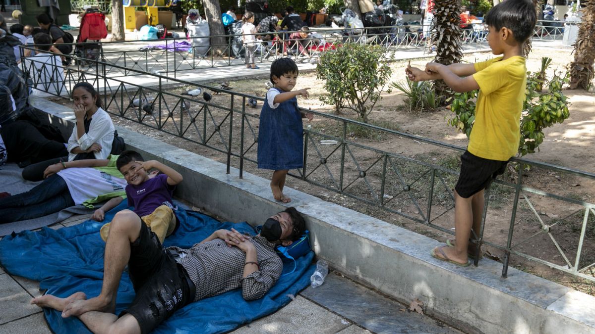 Πρόσφυγες και μετανάστες στην πλατεία Βικτορίας στην Αθήνα