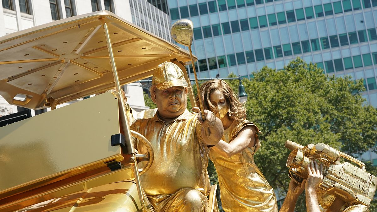 تمثال حي جديد يجسد ترامب ويسخر منه في نيويورك