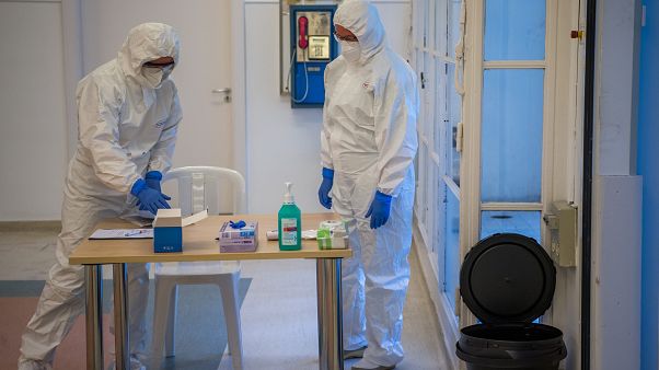 Védőruhába öltözött egészségügyi dolgozók a járványügyi bevetési egység gyakorlatán az Észak-Közép-budai Centrum Új Szent János Kórház és Szakrendelő Kútvölgyi tömbjében, Buda Védőruhába öltözött egészségügyi dolgozók a járványügyi bevetési egység gyakorlatán az Észak-Közép-budai Centrum Új Szent János Kórház és Szakrendelő Kútvölgyi tömbjében, Buda