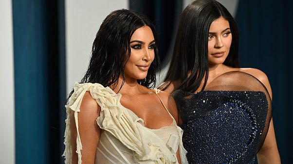 كيم كارداشيان وكيلي جينر في حفل فانيتي فير أوسكار في بيفرلي هيلز، 9 فبراير 2020 كيم كارداشيان وكيلي جينر في حفل فانيتي فير أوسكار في بيفرلي هيلز، 9 فبراير 2020