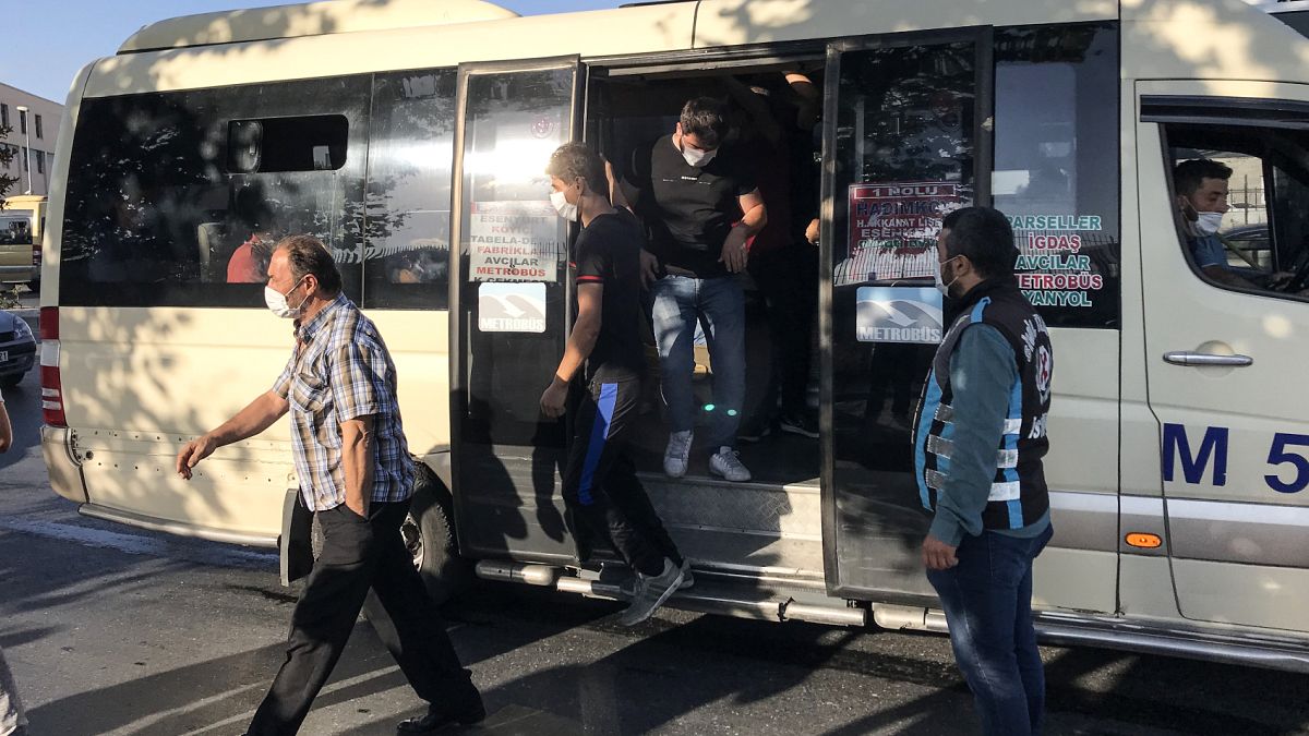 İstanbul'da yapılan denetimlerde 12 kişilik minibüsten 33 kişi çıktı