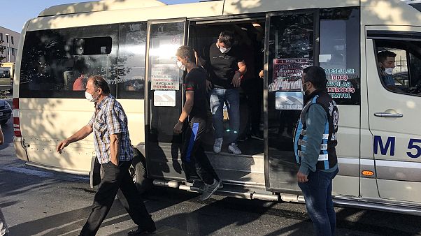 İstanbul'da yapılan denetimlerde 12 kişilik minibüsten 33 kişi çıktı İstanbul'da yapılan denetimlerde 12 kişilik minibüsten 33 kişi çıktı