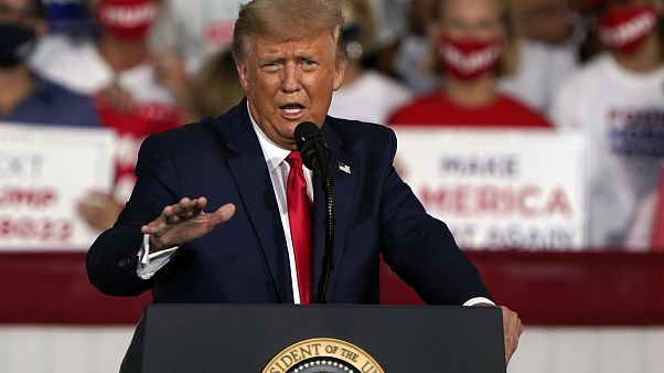 الرئيس الأمريكي دونالد ترامب خلال تجمع انتخابي في وينستون سالم، نورث كارولينا. الرئيس الأمريكي دونالد ترامب خلال تجمع انتخابي في وينستون سالم، نورث كارولينا.