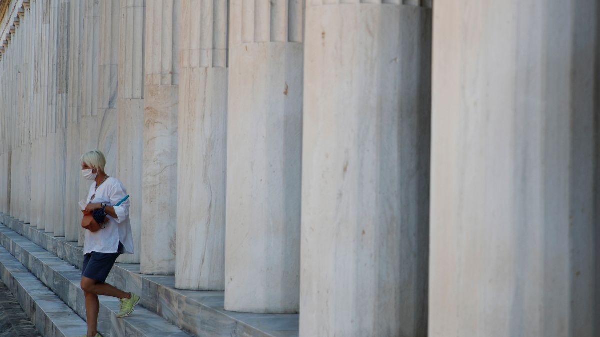 Une visiteuse ressort par la stoa d'Attale dans l'agora d'Athènes le 11 août 2020