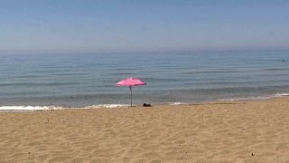 Ein meschenleerer Strand - Traum von Touristen, Alptraum für die Branche