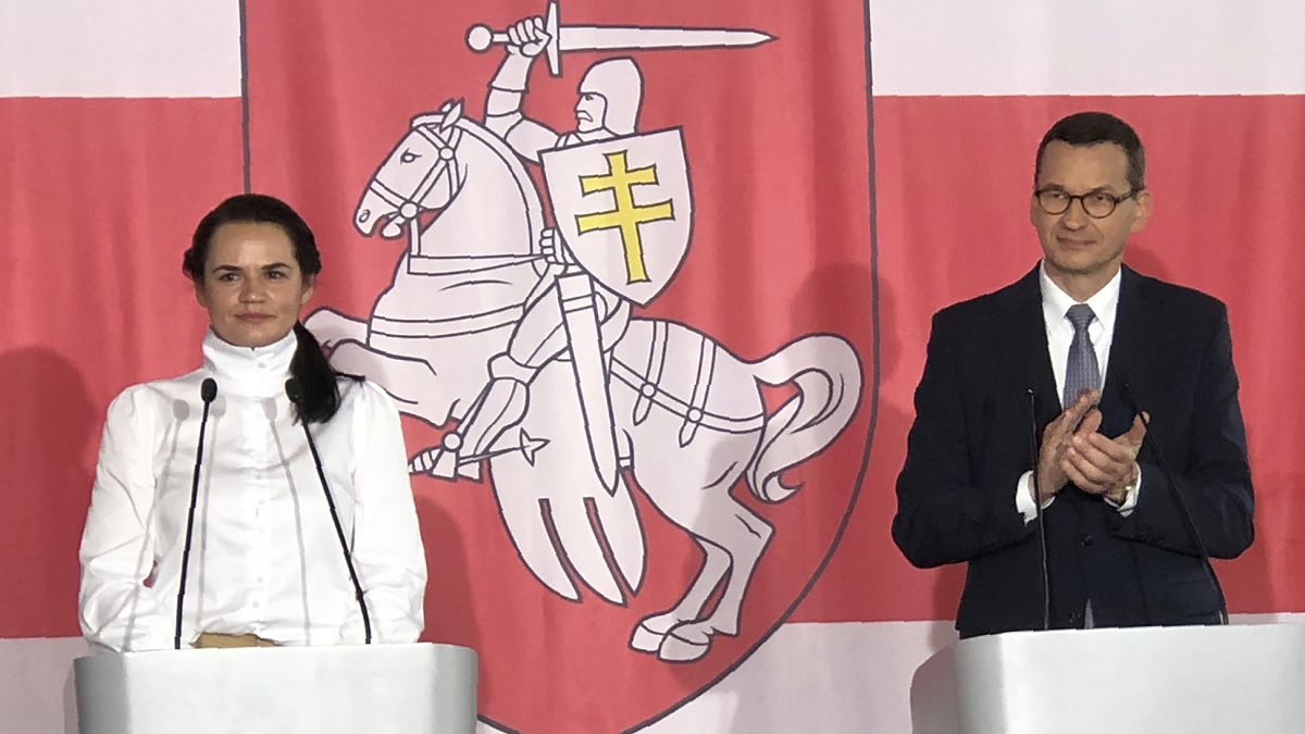 Líder da oposição bielorrussa Svetlana Tikhanovskaia com o primeiro-ministro polaco