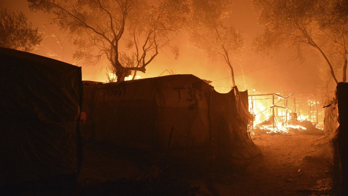 ویدئوی آتش‌سوزی وسیع در یونان؛ ۱۳ هزار مهاجر بی‌پناه‌تر شدند