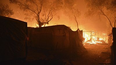 اندلاع حريق هائل في مخيم موريا للاجئين في جزيرة ليسبوس اليونانية