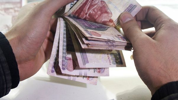رجل يعد العملة المصرية في محل صرافة في العاصمة المصرية القاهرة. 2016/03/14 رجل يعد العملة المصرية في محل صرافة في العاصمة المصرية القاهرة. 2016/03/14