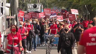 شاهد: عمال بالآلاف يحتجون أمام البرلمان الألماني للمطالبة بالدعم الحكومي