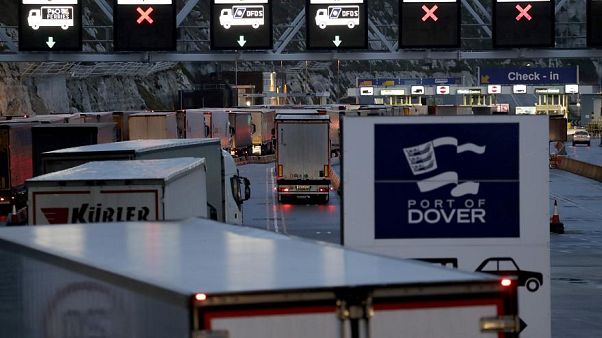 Camion salgono a bordo di traghetti nel Porto di Dover (Inghilterra), nella mattina di sabato 1 febbraio 2020, giorno in cui Brexit è divenuta effettiva Camion salgono a bordo di traghetti nel Porto di Dover (Inghilterra), nella mattina di sabato 1 febbraio 2020, giorno in cui Brexit è divenuta effettiva