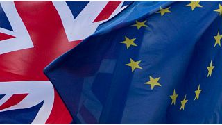 علم الاتحاد الأوروبي إلى جانب العلم البريطاني