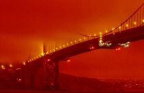 جسر البوابة الذهبية في سان فرانسيسكو وسط لون برتقالي دخاني ناتج عن حرائق الغابات المستمرة.