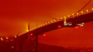 جسر البوابة الذهبية في سان فرانسيسكو وسط لون برتقالي دخاني ناتج عن حرائق الغابات المستمرة.