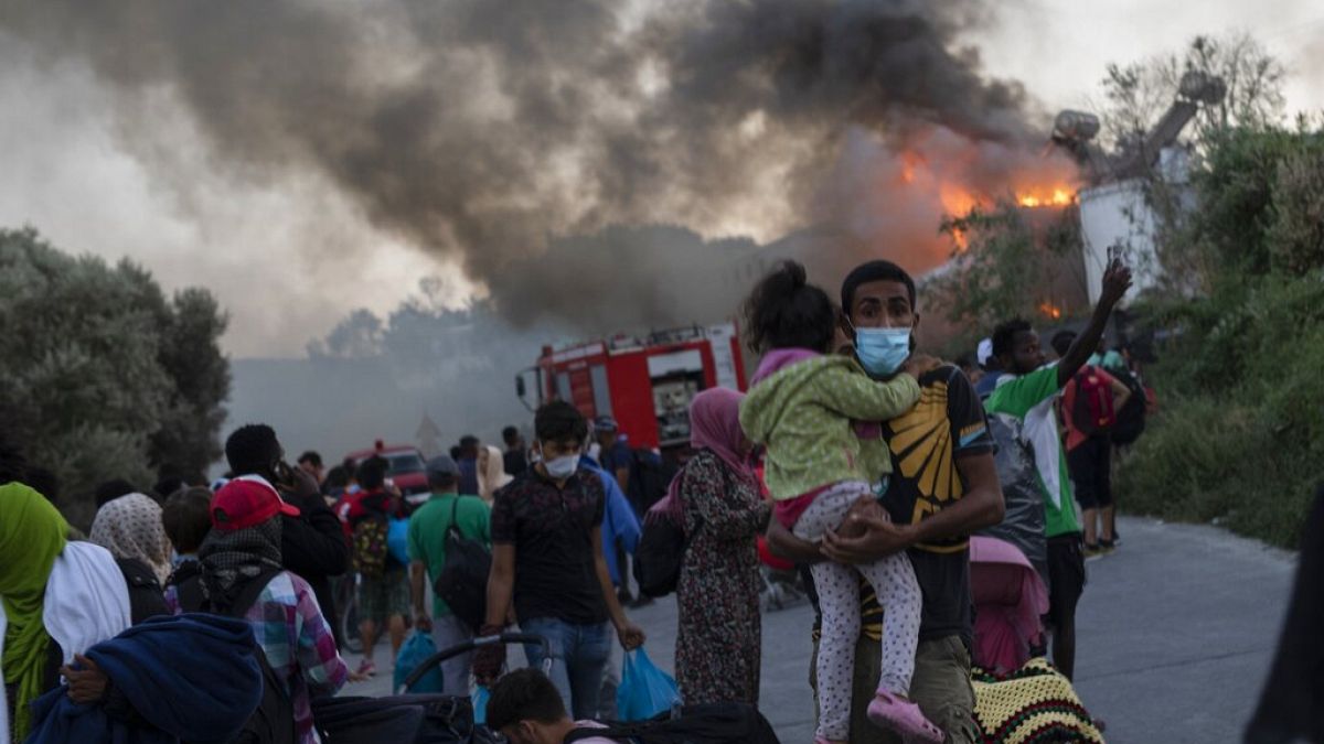 Μετανάστες και πρόσφυγες αποχωρούν μετά και τη δεύτερη φωτιά στο ΚΥΤ της Μόριας