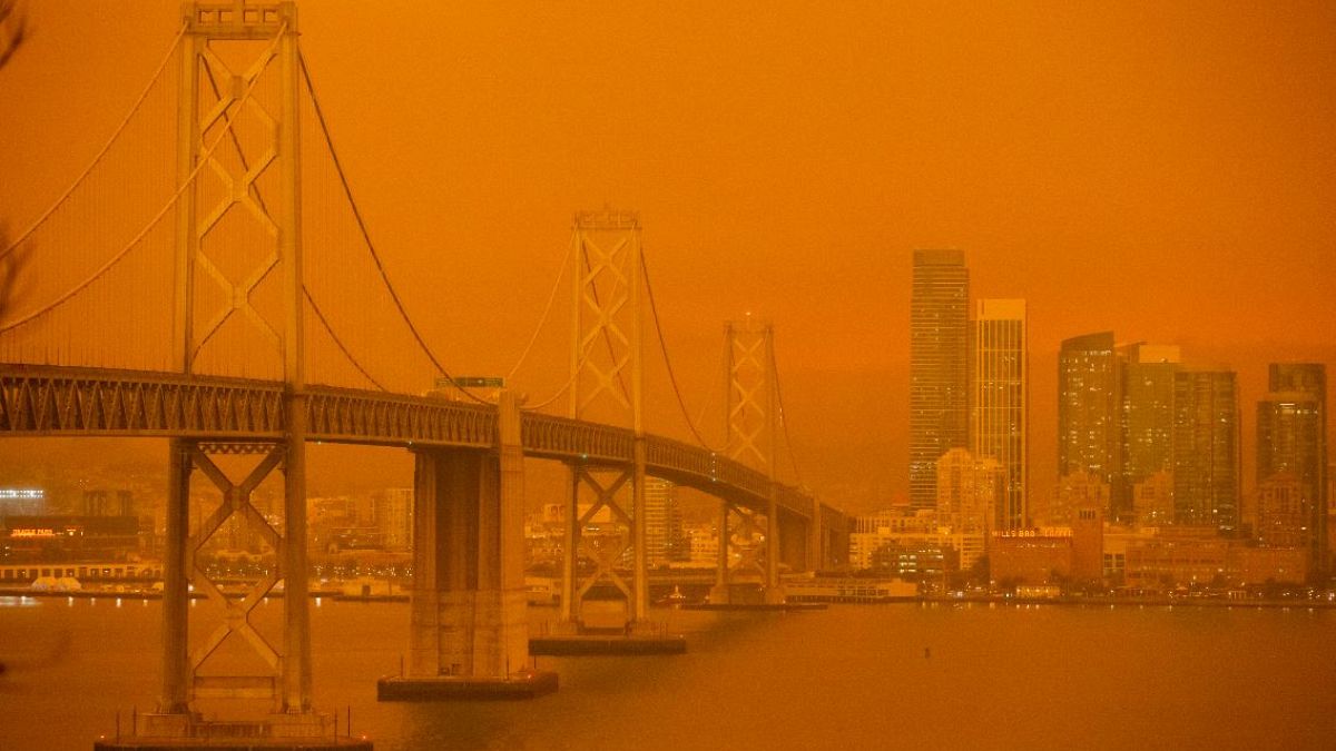 San Francisco cubierto por la bruma anaranjada fruto de los incendios