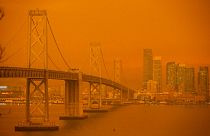 San Francisco cubierto por la bruma anaranjada fruto de los incendios