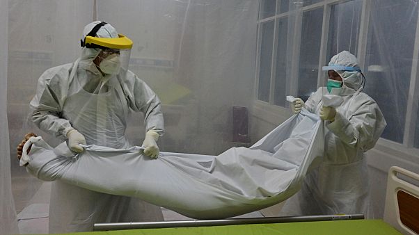 Des agents hospitaliers prenant en charge le corps d'un patient ayant succombé de la Covid-19 dans un hôpital de Bogor en Indonésie, le 9 septembre 2020 Des agents hospitaliers prenant en charge le corps d'un patient ayant succombé de la Covid-19 dans un hôpital de Bogor en Indonésie, le 9 septembre 2020