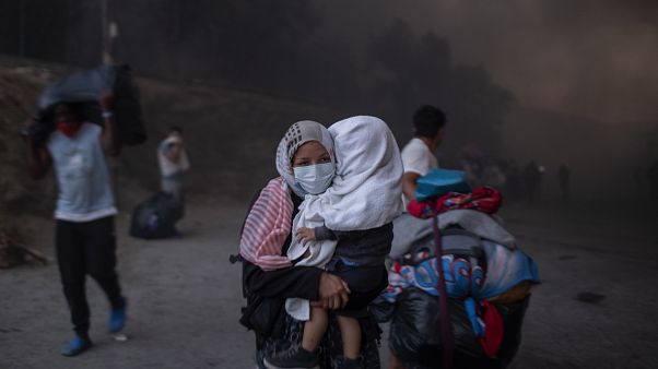 Migranten verlassen brennendes Camp Moria. Migranten verlassen brennendes Camp Moria.