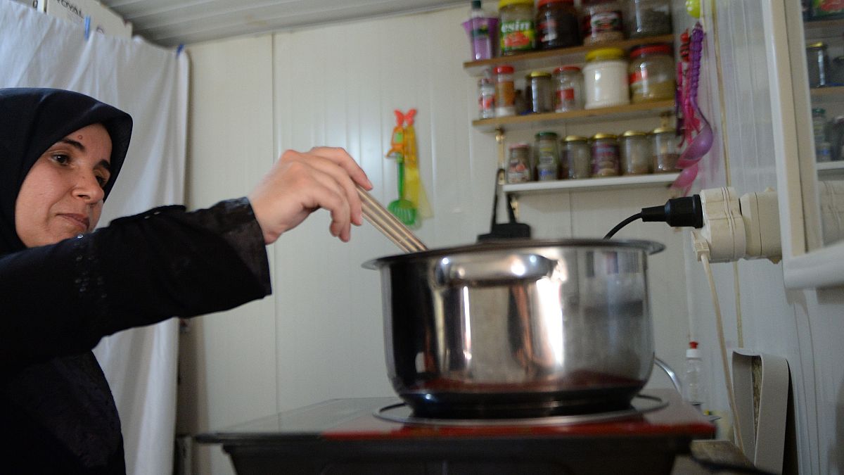 Yemek yapan Suriyeli kadın (arşiv) 