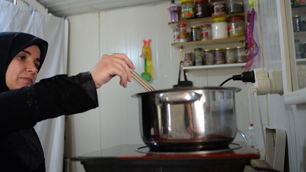 Yemek yapan Suriyeli kadın (arşiv) Yemek yapan Suriyeli kadın (arşiv)