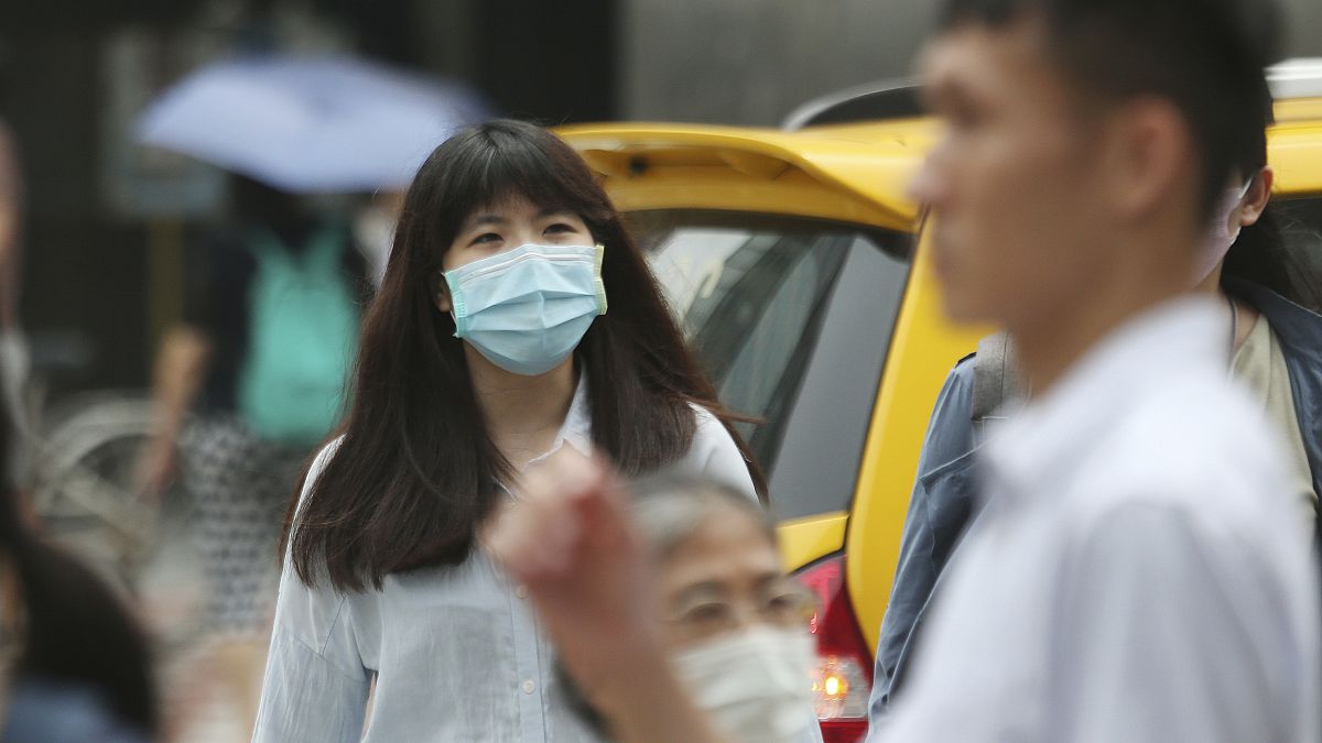 الناس يلبسون الكمامات حماية لأنفسهم من انتشار فيروس كورونا في شوارع تايبيه في تايوان. 2020/09/10