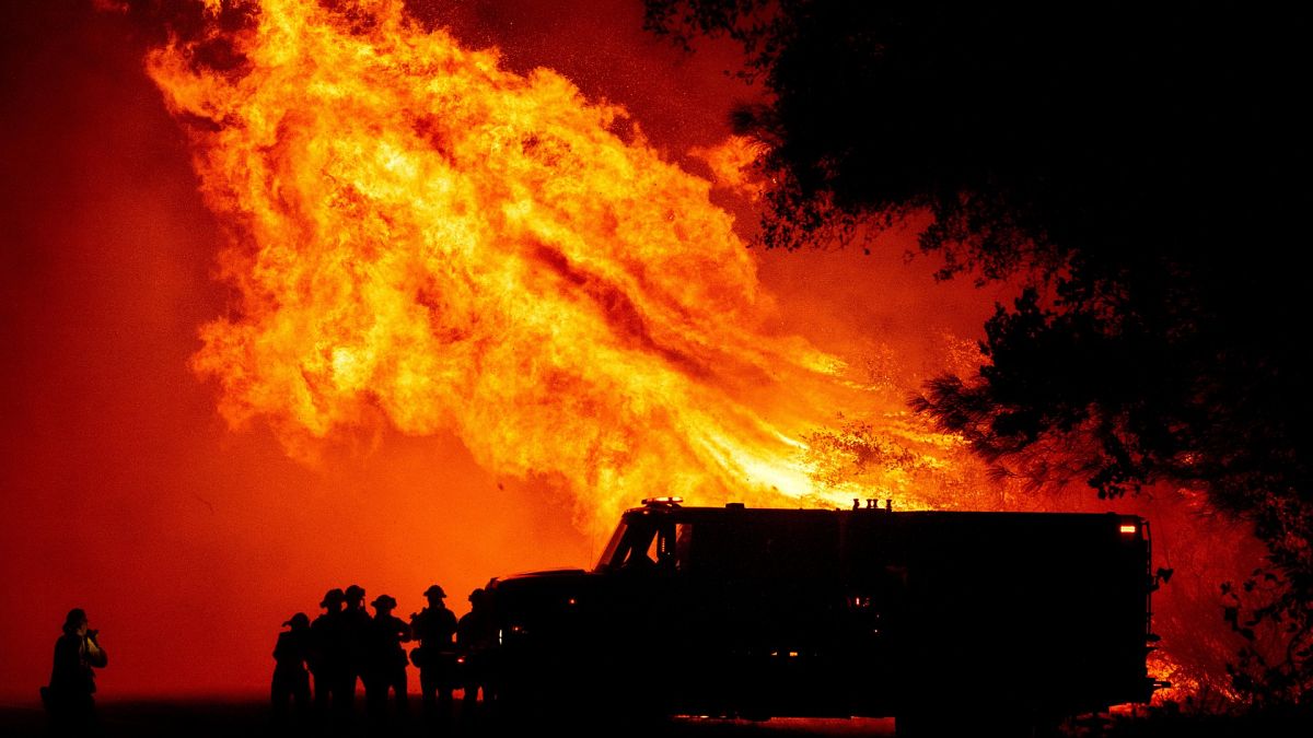 Pompiers lutant contre les flammes à Oroville, en Californie, le 9 septembre 2020
