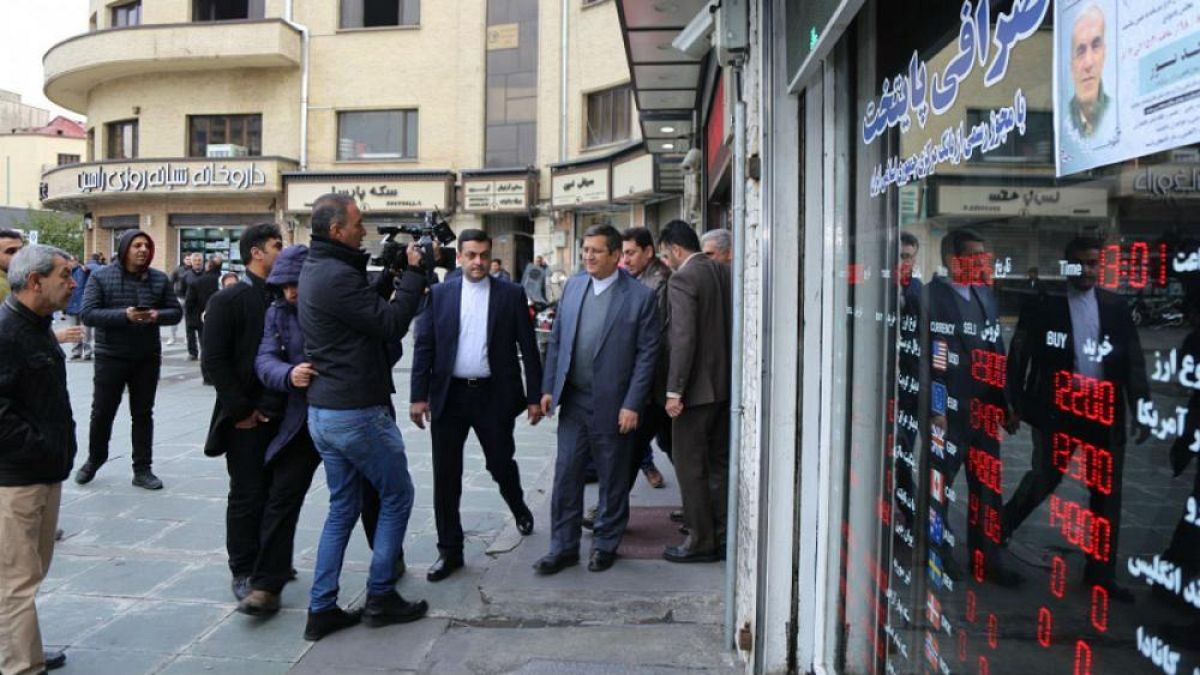 عبدالناصر همتی، رئیس کل بانک مرکزی ایران در بازدید آبان ۱۳۹۸ از صرافی‌های تهران