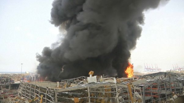 اندلاع حريق مهول في مرفأ بيروت اندلاع حريق مهول في مرفأ بيروت