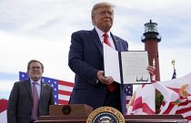 El presidente Donald Trump sostiene un memorándum firmado para expandir la moratoria de perforación costa afuera a la costa atlántica de Florida, el 8 de septiembre de 2020.