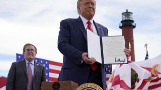 El presidente Donald Trump sostiene un memorándum firmado para expandir la moratoria de perforación costa afuera a la costa atlántica de Florida, el 8 de septiembre de 2020.