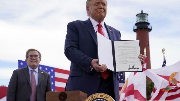 El presidente Donald Trump sostiene un memorándum firmado para expandir la moratoria de perforación costa afuera a la costa atlántica de Florida, el 8 de septiembre de 2020. El presidente Donald Trump sostiene un memorándum firmado para expandir la moratoria de perforación costa afuera a la costa atlántica de Florida, el 8 de septiembre de 2020.