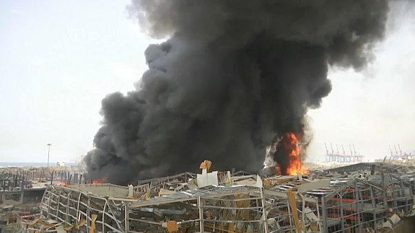 Beyrut'ta patlamanın meydana geldiği limanda bulunan hangarda yangın çıktı Beyrut'ta patlamanın meydana geldiği limanda bulunan hangarda yangın çıktı