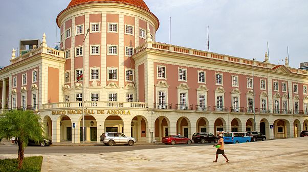Standard Bank, de São Vicente, tem colaborado com o Banco Nacional de Angola Standard Bank, de São Vicente, tem colaborado com o Banco Nacional de Angola