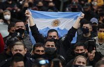 Un policía bonaerense alza una bandera de Argentina durante las protestas