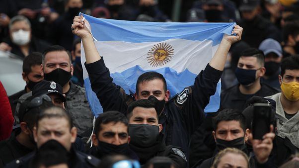 Un policía bonaerense alza una bandera de Argentina durante las protestas Un policía bonaerense alza una bandera de Argentina durante las protestas