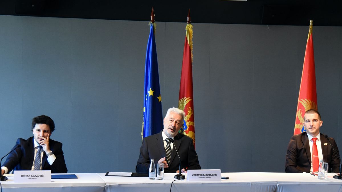 A Montenegró Jövőjéért elnevezésű koalíció vezetői az uniós zászló előtt – középen Zdravko Krivokapić