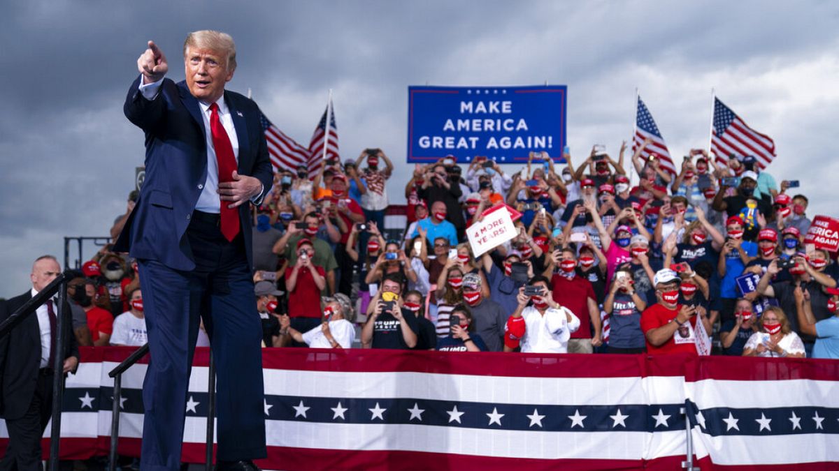 El presidente Donald Trump llega para hablar en un mitin de campaña en el aeropuerto Smith Reynolds el martes 8 de septiembre de 2020, en Carolina del Norte. 