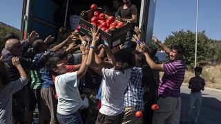Πρόσφυγες και μετανάστες στη διάρκεια παραλαβής προμηθειών στη Λέσβο